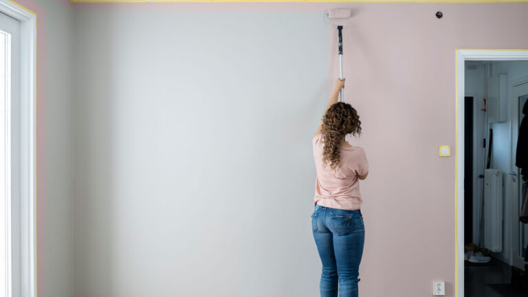 Gör-det-självare målar vardagsrum